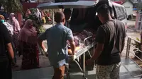 Korban tenggelam di Aceh Utara diangkut ke dalam ambulans oleh petugas (Liputan6.com/Istimewa)