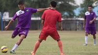 Pemain Persita Tangerang, Raphael Maitimo menendang bola saat ujicoba melawan PSAU di Lapangan Sutasoma, Jakarta, Jumat (21/8/2015). Maitimo berhasil mencetak gol tunggal kemenangan Persita. (Bola.com/Vitalis Yogi Trisna)