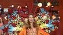 Behati Prinsloo menjadi salah satu super model yang tampil di gelaran Victoria’s Secret Fashion Show 2015 di New York, Amerika Serikat pada Selasa (10/11/2015). Ia tampil memukau dalam busana bernuansa oranye. (AFP/Bintang.com)