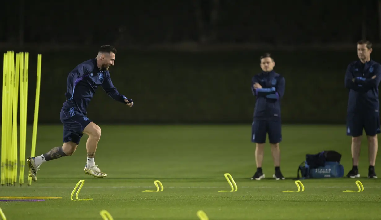 Penyerang Argentina, Lionel Messi melakukan pemanasan saat sesi latihan di Universitas Qatar di Doha,  Senin, 12 Desember 2022. Argentina akan bertanding melawan Kroasia memperebutkan tiket final Piala Dunia 2022 di Stadion Lusail Iconic Qatar, Rabu (14/12/2022) mulai pukul 02.00 WIB. (AFP/Juan Mabromata)