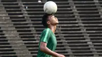 Pemain Timnas Indonesia U-22, Bagas Adi, memainkan bola saat latihan jelang laga final Piala AFF U-22 2019 di Olympic Stadium, Phnom Penh, Kamboja, Senin (25/2/2019). Indonesia akan melawan Thailand. (Bola.com/Zulfirdaus Harahap)