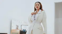 Penampilan Siti Badriah tak jarang mencuri perhatian. Tak selalu pakai busana yang glamor, pedangdut asal Bekasi ini juga tetap elegan meski memakai outfit jas serba putih seperti ini. (Liputan6.com/IG/@sitibadriahh)