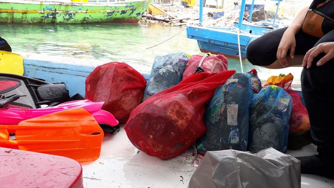Aksi menyelam bersih laut World Cleanup Day di Pulau Seribu ( / HMB)
