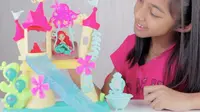 Yuk, Intip Keseruan Unboxing Mainan Princess Ariel Castel bersama Nayfa. (Sumber : Dok. Youtube/Unboxing Mainan Anak)