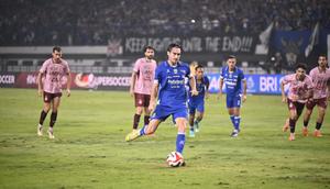 Striker Persib Bandung, Andrew Jung mengeksekusi penalti dengan sempurna ke gawang Persik Kediri dalam laga pekan ke-25 BRI Super League 2025/2026 di Stadion Gelora Bandung Lautan Api, Bandung, Senin (9/3/2026). (Bola.com/Muhammad Faqih)