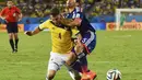 Santiago Arias (Kolombia - kiri) berebut bola dengan pemain belakang Jepang, Yuto Nagatomo, saat berlaga di penyisihan Piala Dunia Grup C di Stadion Pantanal, Cuiaba, Brasil, (25/6/2014). (REUTERS/Dylan Martinez)