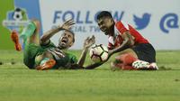 Pemain Madura United, Munhar dan pemain PS TNI, Elio Bruno, terjatuh pada laga Liga 1 Indonesia di Stadion Pakansari, Bogor, Senin (18/9/2017). Madura United menang 3-2 atas PS TNI. (Bola.com/M Iqbal Ichsan)