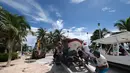 Sejumlah orang memindahkan sebuah perahu saat Badai Delta mendekati Puerto Morelos, Negara Bagian Quintana Roo, Meksiko, 6 Oktober 2020. Status Badai Delta naik menjadi topan tropis kategori 4 pada Selasa (6/10) pagi waktu setempat ketika bergerak menuju Mexican Caribbean. (Xinhua/Israel Rosas)