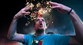 Seorang pendukung Napoli merayakan gol saat menyaksikan pertandingan sepak bola Serie A Italia antara Napoli dan Cagliari melalui layar lebar di Piazza del Plebiscito, Naples, pada 23 Mei 2025. (Alberto PIZZOLI/AFP)