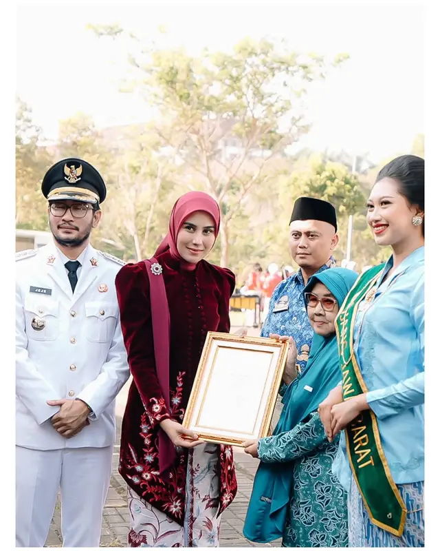 7 Potret Syahnaz Sadiqah perdana sebagai istri bupati di upacara HUT ke-80 RI, anggun berkebaya merah