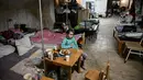 Anak-anak yang dirawat di rumah sakit pediatri ditempatkan tempat tidur mereka di ruang bawah tanah rumah sakit yang digunakan sebagai tempat perlindungan bom di Kiev, Senin (28/2/2022). Tentara Rusia mengatakan, warga sipil Ukraina dapat meninggalkan ibu kota Kiev dengan bebas. (Aris Messinis / AFP