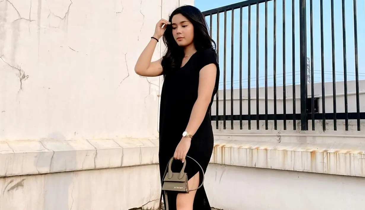 Tampil dalam simple dress berwarna hitam, Fay Nabila pun terlihat anggun dan elegan. Dirinya pun memilih menggunakan aksesoris sederhana serta sebuah mini bag sebagai detail penampilannya. (Liputan6.com/IG/@faynabilalxndr)
