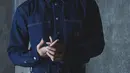 Sebagai Brand Ambassador, Jungkook BTS hadir mengenakan denim on denim. Dengan atasan jaket denim berlogo CK, dipadukan celana denim panjangnya. [Calvin Klein]