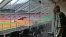 Vice Presiden Olympic Council of Asia (OCA), Wie Jizhong, meninjau kondisi Stadion Utama Gelora Bung Karno, Jakarta, Rabu (13/4/2016). (Bola.com/Nicklas Hanoatubun)