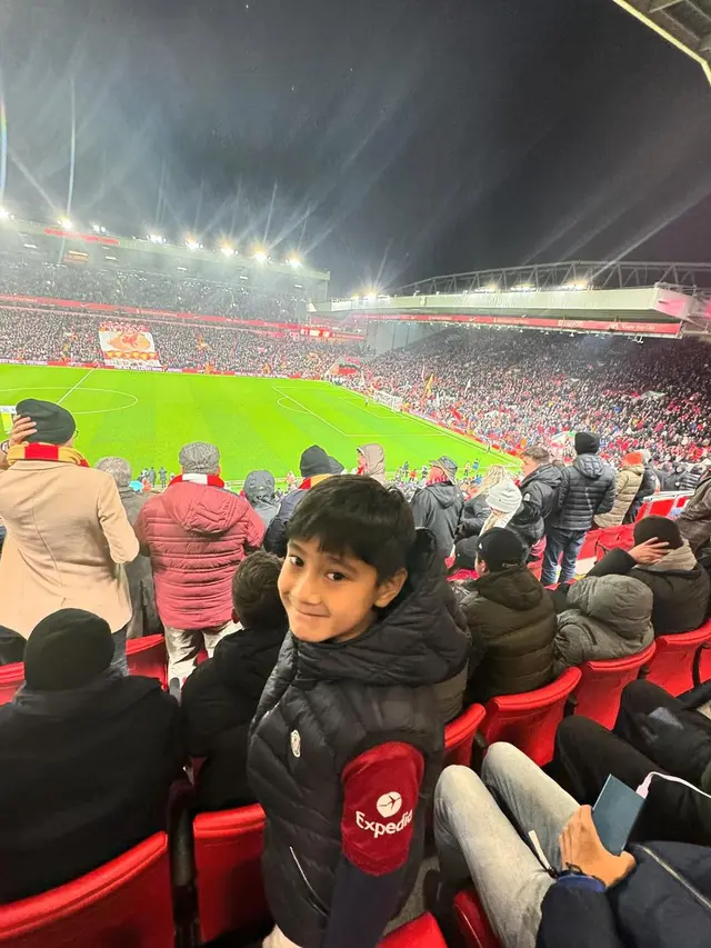 7 Potret Raffi Ahmad Ajak Rafathar Nonton Langsung Pertandingan Liverpool, Seru
