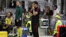 Ekspresi pelatih AC Milan, Vincenzo Montella saat menyaksikan timnya melawan Shkendija pada kualifikasi Europa League di San Siro Stadium, (17/8/2017). Milan menang 6-0. (AP/Antonio Calanni)