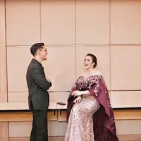 14 tahun bersama Geisha membuat Momo identik dengan gaya rocker yang kasual dan stylish sebagai anggota band. Saat solo karier, tentu ia harus menyesuaikan dengan acara seperti event pernikahan atau undangan eksklusif lainnya. (Foto: Instagram @therealmomogeisha)