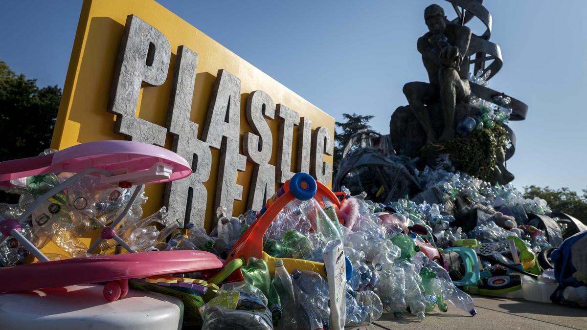 “The Thinker's Burden” Hiasi Lokasi Perundingan Global untuk Akhiri Polusi Plastik