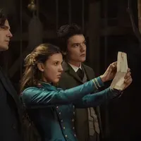 Setelah berhasil menyelesaikan kasus pertamanya, Enola Holmes (Millie Bobby Brown) kini resmi menjalani profesi kakaknya yang lebih dulu tenar, Sherlock (Henry Cavill). (Foto: Netflix)