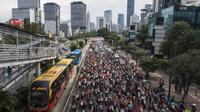 Suporter Persija Jakarta, The Jakmania, konvoi merayakan gelar Piala Presiden dengan melintasi Senayan hingga Monas, Jakarta, Minggu (18/2/2018). Persija meraih juara setelah mengalahkan Bali United. (Bola.com/Vitalis Yogi Trisna)