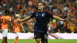 Setelah lima musim membela Southampton sejak didatangkan dari FC Basel pada awal musim 2018/2019 dengan nilai transfer 18 juta euro, Mohamed Elyounoussi akhirnya hengkang setelah The Saints terdegradasi pada akhir musim 2022/2023 dan kontraknya tak diperpanjang. Berstatus bebas transfer, ia akhirnya bergabung dengan FC Copenhagen pada awal musim 2023/2024, sebagai wakil Denmark di Liga Champions musim ini. (AFP/Yasin Akgul)