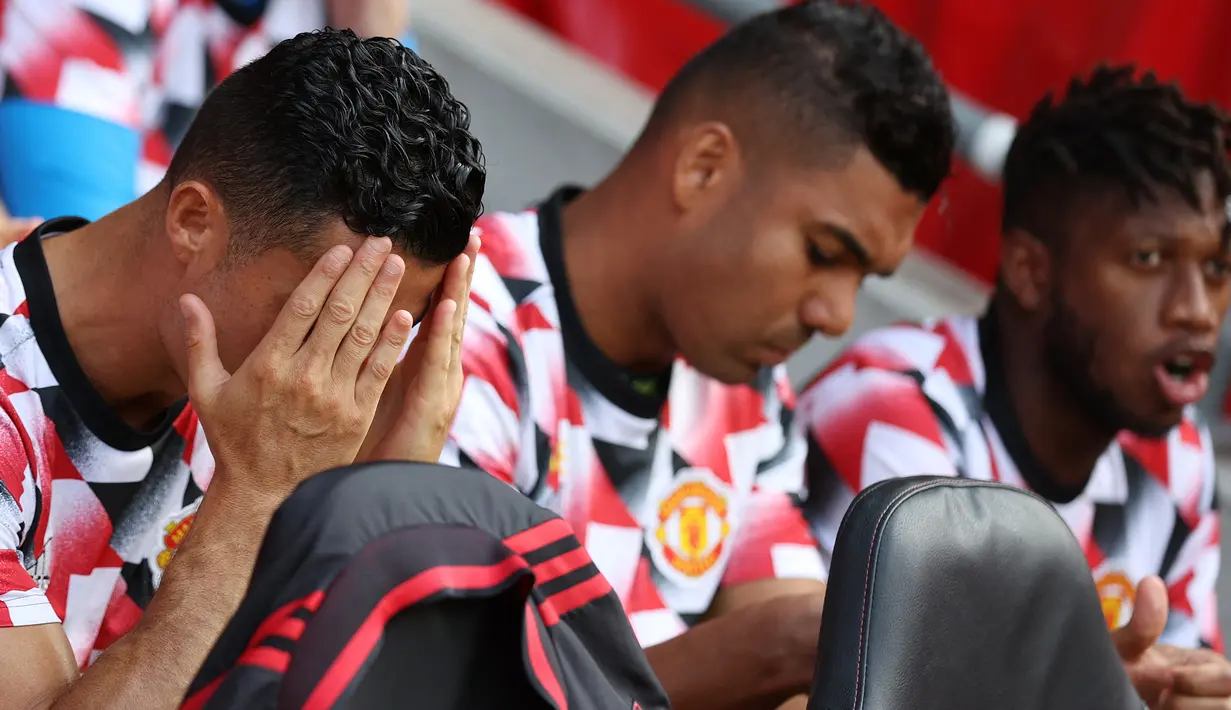 Memulai laga dari bangku cadangan di saat kondisinya segar bugar mungkin jadi hal yang tak pernah terbayangkan sebelumnya saat ia memutuskan kembali membela Manchester United usai meninggalkan Juventus di awal musim 2021/2022. (AFP/Adrian Dennis)