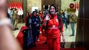 <p>Pemain Timnas Indonesia, Safira Ika Putri menyapa awak media saat kedatangan mereka setelah menjuarai Piala AFF Wanita 2024 di Gedung VVIP Terminal 3 Bandara Soekarno Hatta, Tangerang, Jumat (06/12/2024). (Bola.com/Bagaskara Lazuardi)</p>