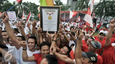 Warga binaan lapas Klas IIA Narkotika Cipinang mengangkat piagam penghargaan rekor MURI, Jakarta, Senin (15/8). Warga binaan raih rekor MURI untuk bernyanyi lagu nasional "Hari Merdeka" secara serentak oleh 150 ribu peserta. (Liputan6.com/Yoppy Renato)