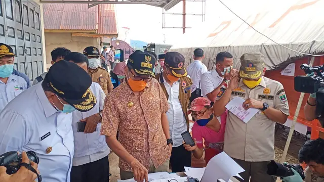 Gubernur Sumbar, Irwan Prayitno memntau posko di perbatasan Sumbar-Riau.