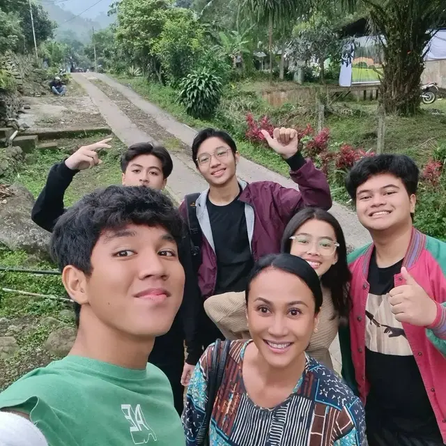 Kiesha Alvaro dan sejumlah pemain lama Dari Jendela SMP kembali syuting (Foto: Instagram/@riaprobo)