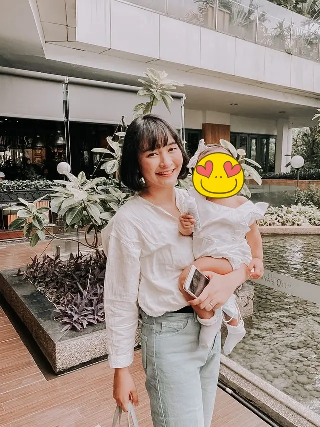 6 Potret Kinal Eks JKT48 Saat Asuh Anak, Ibu yang Sigap