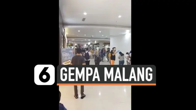 Pengunjung sebuah mal di Malang panik saat diguncang gempa bumi berkekuatan magnitudo 6,7 hari Sabtu. BMKG menyebutkan gempa tidak berpotensi tsunami