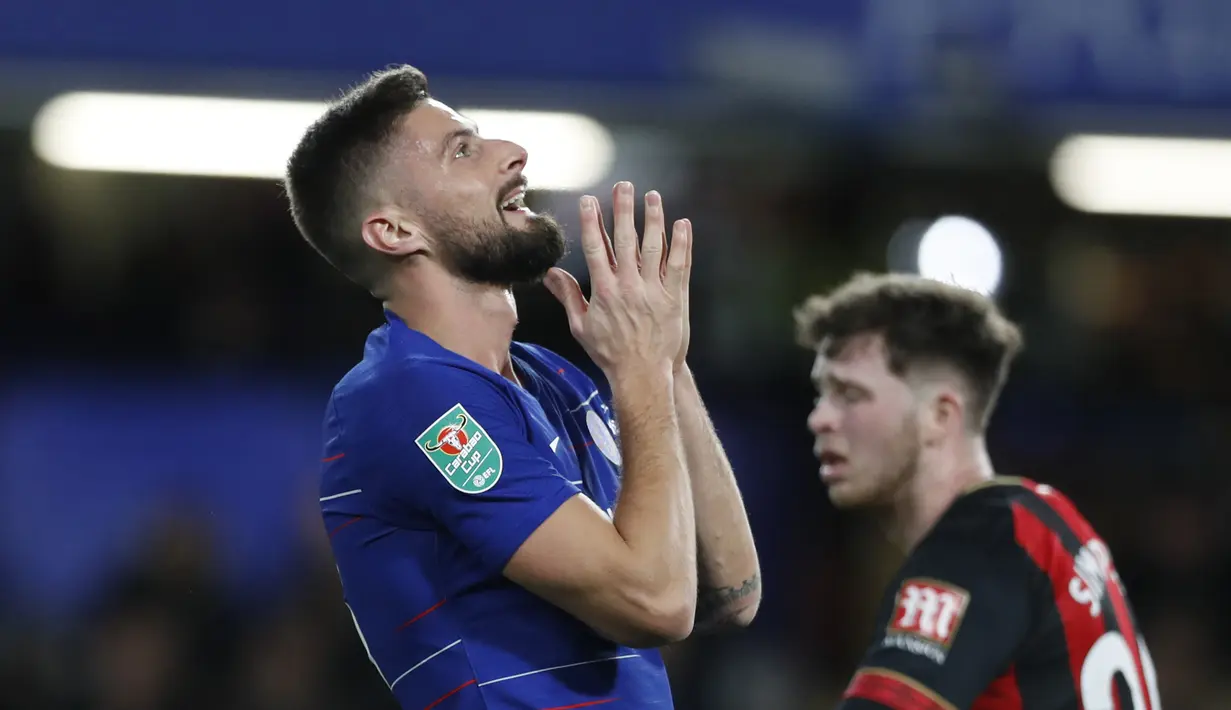 Striker Chelsea, Olivier Giroud, tampak kecewa usai gagal membobol gawang Bournemouth pada laga Piala Liga Inggris di Stadion Stamford Bridge, Kamis (20/12). Chelsea menang 1-0 atas Bournemouth. (AP/Alastair Grant)