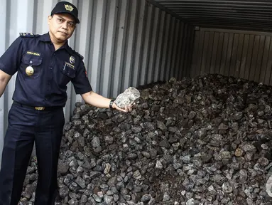 Petugas Bea dan Cukai menunjukan barang bukti berupa minerba ilegal, Tanjung Priok, Jakarta, Rabu (5/11/2014) (Liputan6.com/Faizal Fanani)