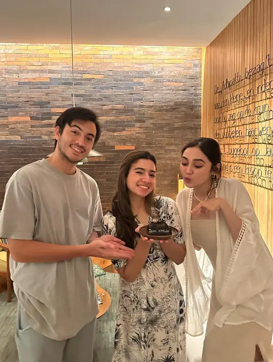 Pasangan ini tampil kompak dengan outfit bernuansa kecokelatan. Sedangkan Rizkina Nazar tampol cantik dengan sebuah dress bercorak floral yang tak kalah cantik. [Foto: Instagram/rizkinanazarr]