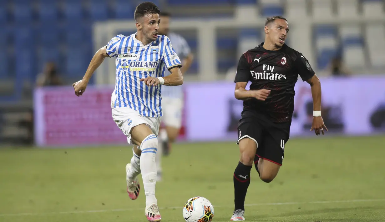 Pemain SPAL Marco D'Alessandro (kiri) menggiring bola saat menghadapi AC Milan pada pertandingan Serie A di Stadion Paolo Mazza, Ferrara, Italia, Rabu (1/7/2020). Pertandingan berakhir dengan skor 2-2. (Filippo Rubin/LaPresse via AP)