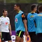 Pelatih timnas Brasil, Carlos Dunga, saat sedang memimpin sesi latihan timnya. (HECTOR RETAMAL / AFP)