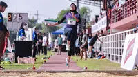 Aufar Fadilah Dwi Caksono dari SMAN 2 Madiun memecahkan rekor nasional SAC Indonesia setelah mencatatkan lompatan 4,95 meter pada nomor lompat jauh di kualifikasi Jawa Timur SAC Indonesia 2023 yang berlangsung di Lapangan Atletik THOR, Surabaya, 8 hingga 10 Desember. (Bola.com/Dok. DBL Indonesia)