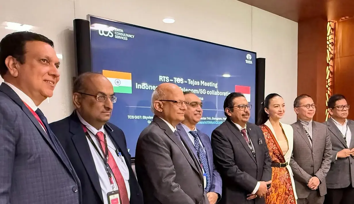 Ia nampak padukan setelan jas dan tanktop putih dengan kain batik sebagai selendang bahu. Belt hitam tak hanya jadi aksen, tapi juga menjepit kain sekaligus mempertegas siluet pinggang [@ralineshah]