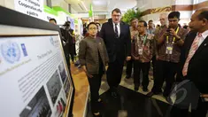 Menlu RI Retno Marsudi (kiri) bersama Perwakilan PBB untuk Indonesia Douglas Broderick melihat Pameran Kerjasama Selatan-Selatan Triangular (KSST) di Jakarta, (19/4/2015). Pameran merupakan rangkaian KTT Asia Afrika 2015. (Liputan6.com/Herman Zakharia)