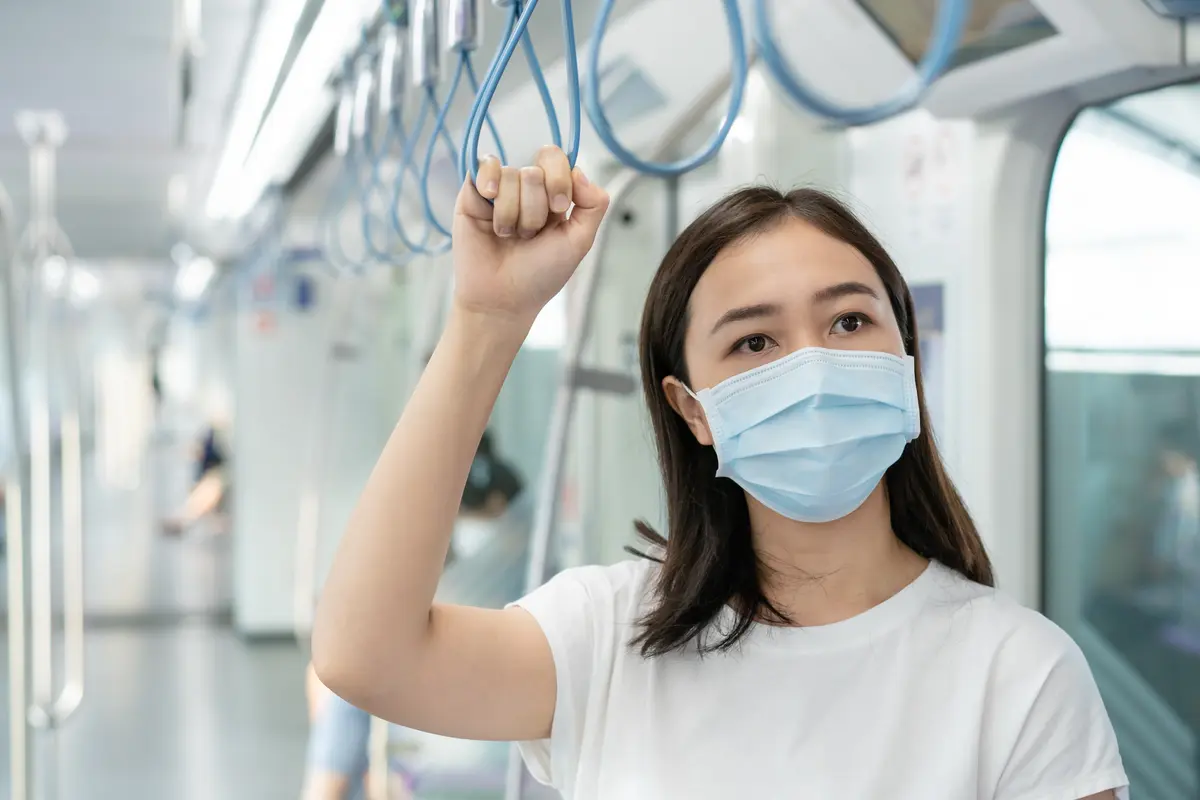 perempuan memakai masker