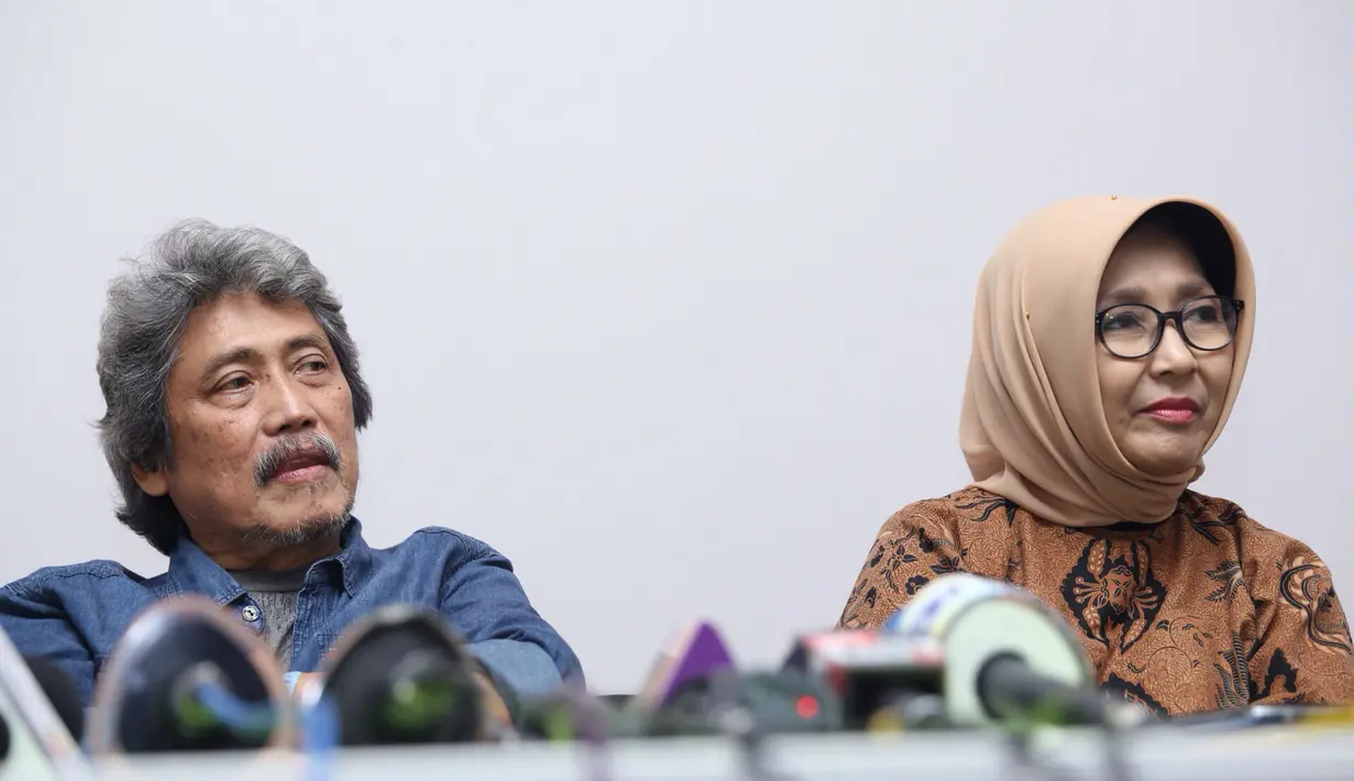 Raden Muhammad Samsudin Hardjakusumah nama lengkap Kang Sam sekarang ini sedang sibuk menggarap proyek musik bersama dengan temannya. Ambruknya itu diduga karena padatnya kegiatan akhir-akhir ini. (Andy Masela/Bintang.com)
