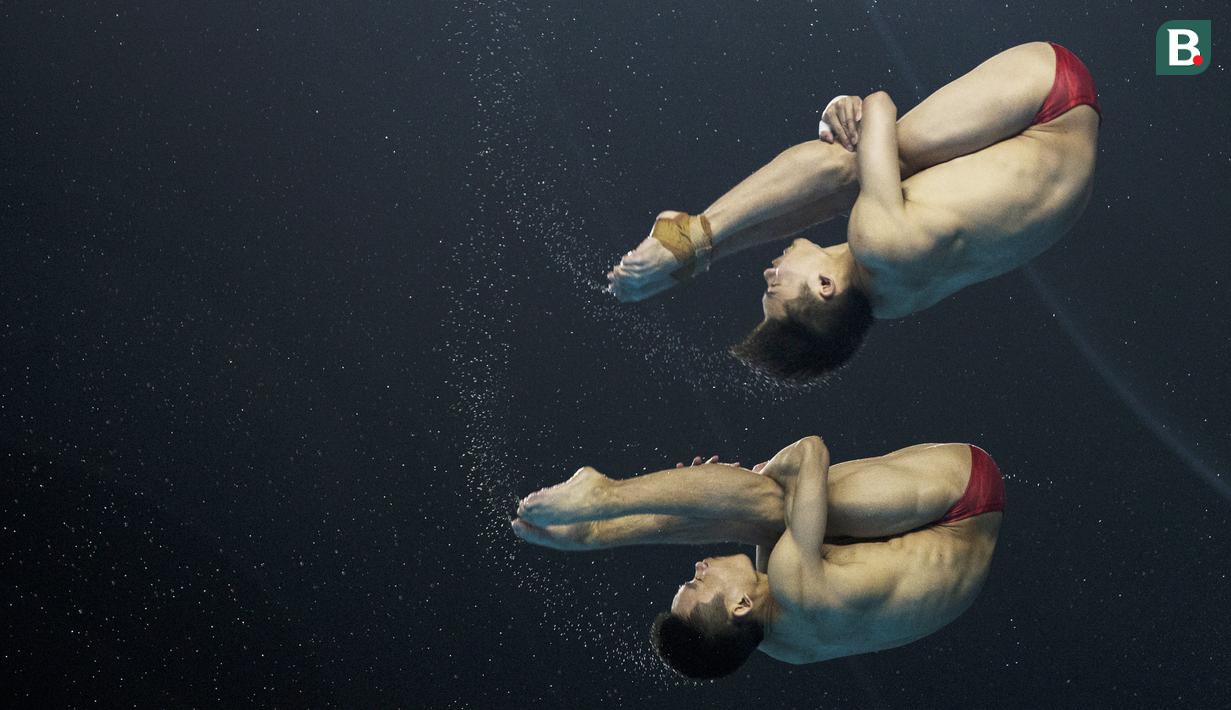 Atlet loncat indah China saat tampil pada nomor sinkronisasi 10 meter platform Asian Games XVIII di Stadion Aquatic Senayan, Jakarta, Rabu (29/8/2018). (Bola.com/Vitalis Yogi Trisna)