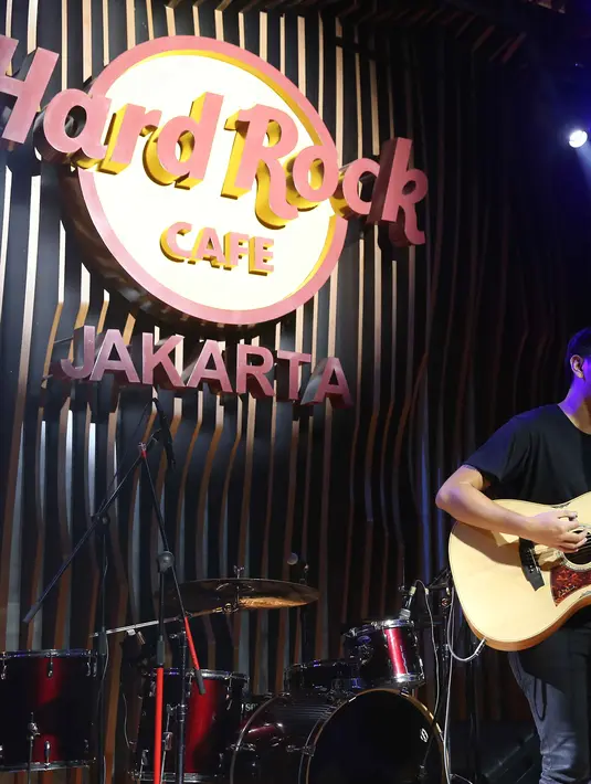 Terdapat pula Petra Sihombing yang sangat mendalami lagu yang ia bawakan. Dalam konser tersebut, Petra beserta semua penampil bergantian untuk naik ke atas panggung. (Nurwahyunan/Bintang.com)