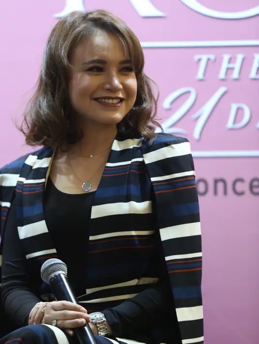 Rossa akan menggelar konser tunggal di Singapura. Konser penyanyi asal Sumedang itu akan di gelar 4 November mendatang. Konser bertajuk The Journey of 21 Dazzling Years Concert akan digelar di Explanade Concert Hall, Singapura. (Nurwahyunan/Bintang.com)