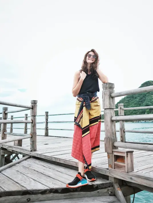 Lewat akun Instagramnya, Sabai kerap mengunggah foto dirinya ketika menikmati liburan bersama suami dan anaknya. Tak jarang, banyak netizen yang terpukau dan memuji kecantikan wanita yang memiliki tinggi 170 cm ini. (Liputan6.com/IG/@sabaidieter)