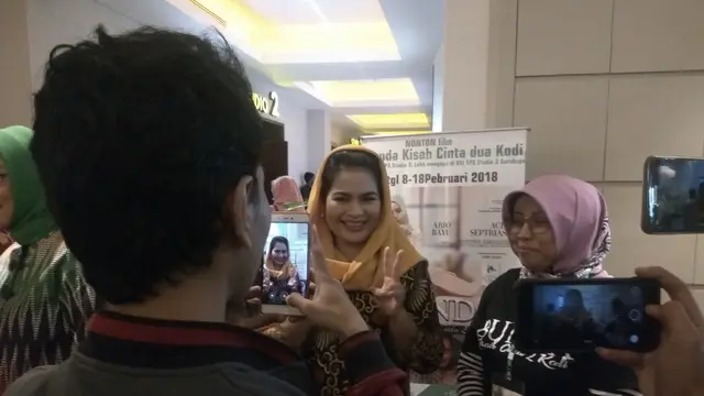 Calon Wakil Gubernur Jawa Timur Puti Guntur Soekarno bersama Perempuan Partai Keadilan Sejahtera (PKS) Jatim, melakukan Nonton Bareng (Nobar) film Bunda Kisah Cinta 2 Kodi
