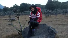 Penampilan Arafah cukup santai saat mendaki Gunung Gede. Berpose di sebuah batu besar, runner up SUCA 2 ini menggunakan baju kaus belang berwarna merah putih dan celana hitam, gayanya saat naik gunung sangat meyakinkan.  (Liputan6.com/IG/@arafahrianti)