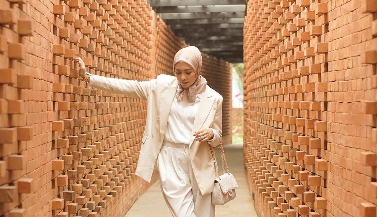 Richa Iskak sangat suka dengan warna yang mencolok. Mulai dari gayanya saat kerja hingga kesempatan liburan, wanita 36 tahun itu kerap tampil mengenakan jas. Tak hanya pakaian, tas yang dikenakan Richa juga punya warna yang kompak. (Liputan6.com/IG/@richaiskak).