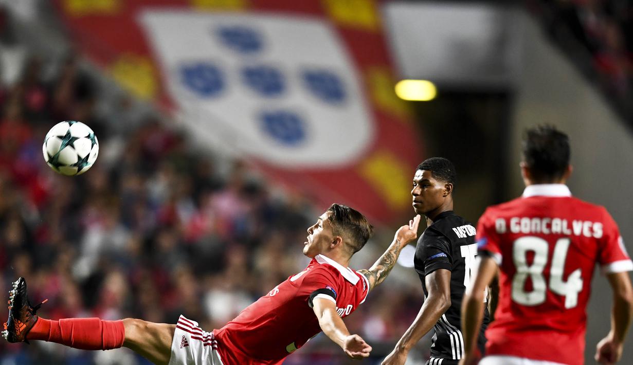 Bek Benfica, Grimaldo Garcia, menendang bola saat pertandingan melawan Manchester United pada laga Liga Champions di Stadion Luz, Kamis (19/10/2017). Manchester United menang 1-0 atas Benfica. (AFP/Patricia De Melo Moreira)